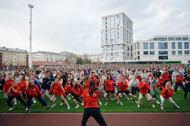 "Народна зарядка" на стадионе "Динамо" объединила молодежь столицы
