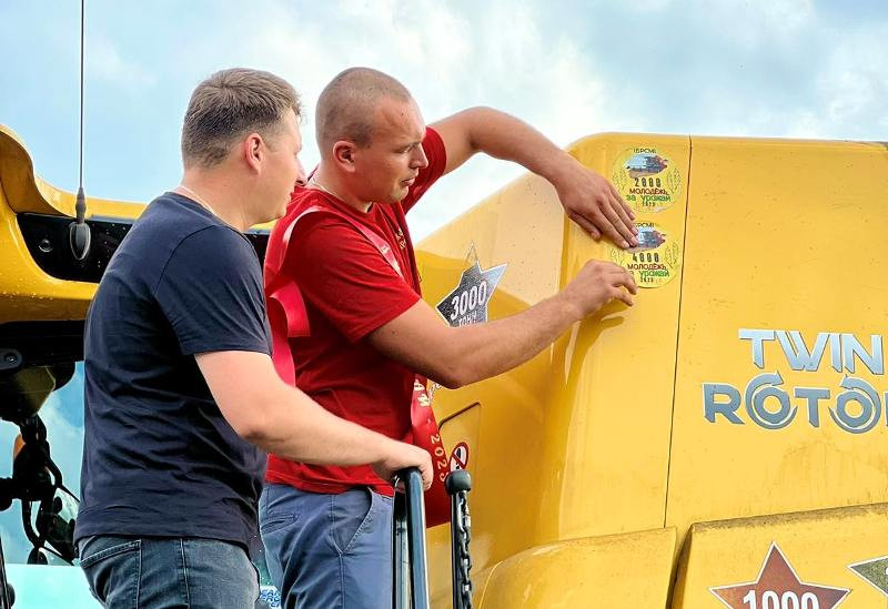 В Могилевской области молодежный экипаж из Белыничского района первым намолотил 4000 тонн зерна