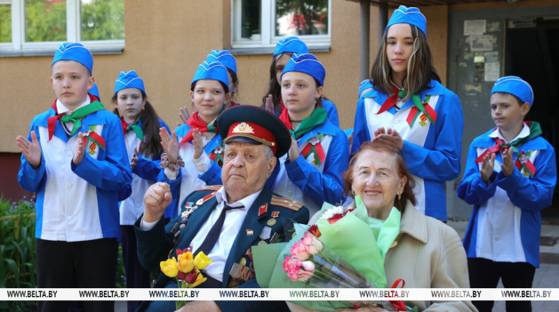 С оркестром и спасибо от детей. В Минске торжественно поздравили ветеранов
С оркестром и спасибо от детей. В Минске торжественно поздравили ветеранов