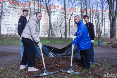Активисты БРСМ в рамках республиканского субботника благоустроили Севастопольский парк в Минске