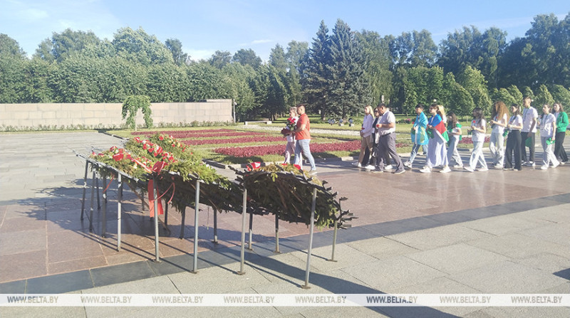 "Нужно ценить жертву наших прадедов". Участники "Поезда Памяти" побывали на Пискаревском мемориальном кладбище "Нужно ценить жертву наших прадедов". Участники "Поезда Памяти" побывали на Пискаревском мемориальном кладбище