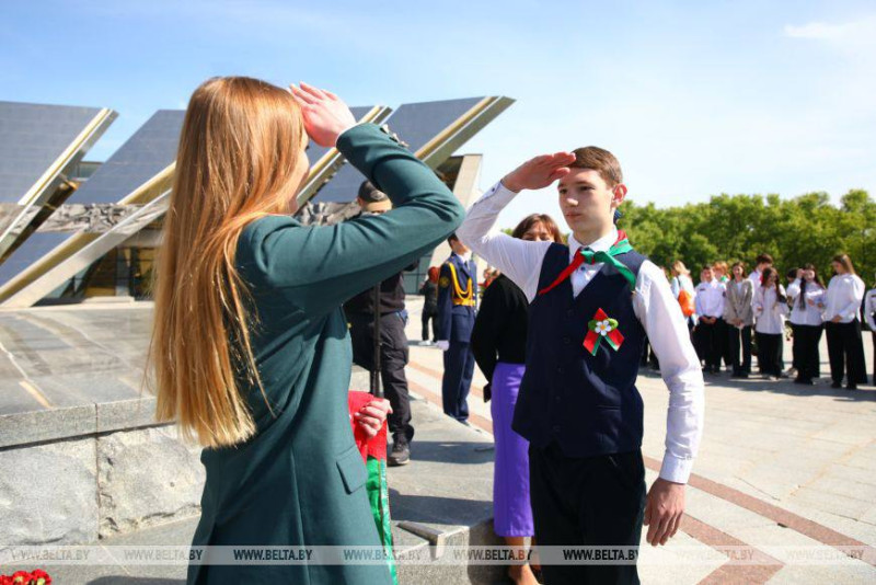 Церемония прощания с пионерским галстуком состоялась у стелы «Минск - город-герой»