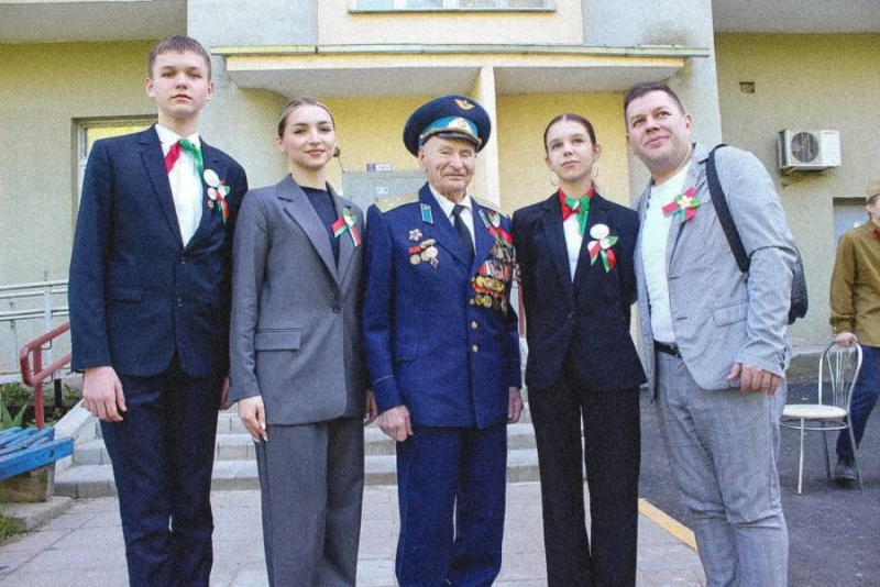 В Октябрьском районе молодежь поздравила и пообщалась с 97-летним ветераном В Октябрьском районе молодежь поздравила и пообщалась с 97-летним ветераном