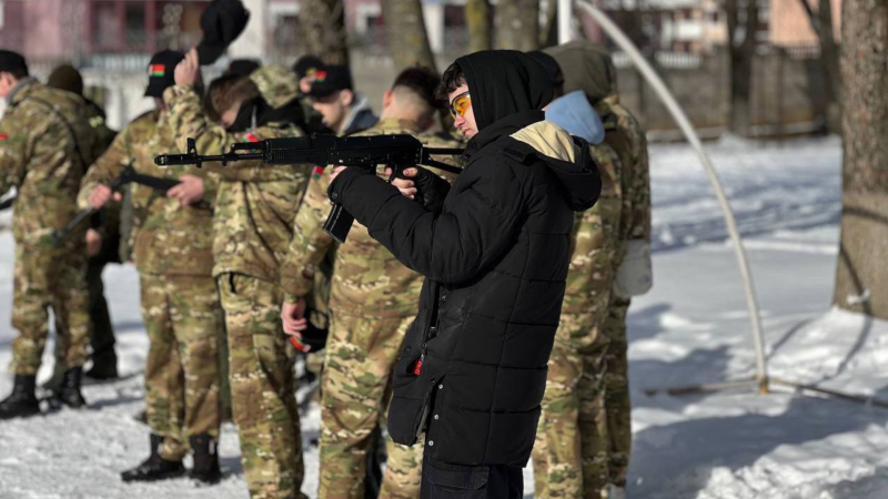 Погружение в службу. В Витебске молодежные отряды охраны правопорядка провели день во внутренних войсках