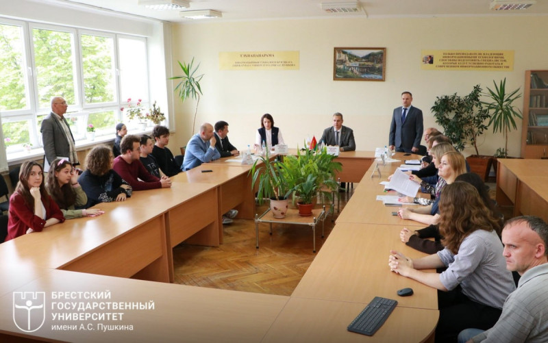 В БрГУ имени Пушкина прошел круглый стол, посвященный становлению института президентства в Беларуси В БрГУ имени Пушкина прошел круглый стол, посвященный становлению института президентства в Беларуси