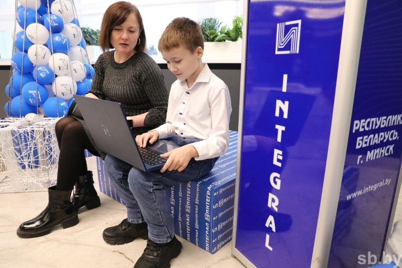 Активисты БРСМ «Интеграла» исполнили новогоднюю мечту мальчика, который остался без отца Активисты БРСМ «Интеграла» исполнили новогоднюю мечту мальчика, который остался без отца