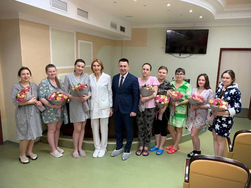 Активисты БРСМ поздравили женщин, ставших мамами в первый день нового года Активисты БРСМ поздравили женщин, ставших мамами в первый день нового года