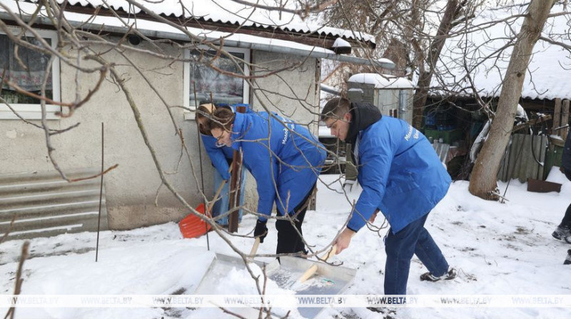 Молодежь из БРСМ помогает в уборке снега в Бресте