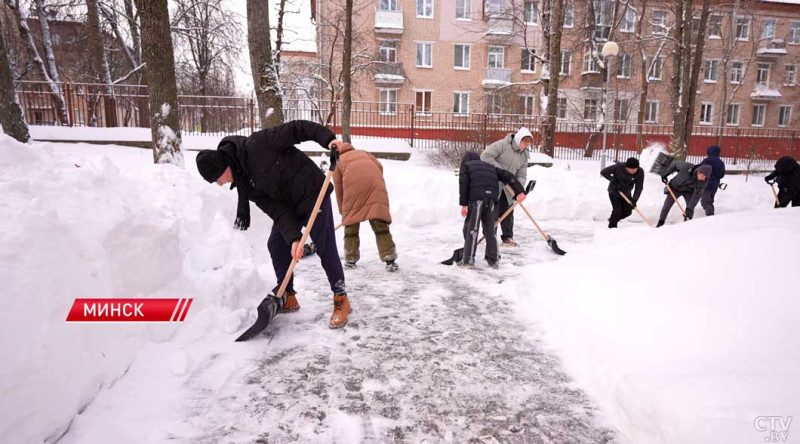 К борьбе со снежной стихией присоединились тысячи волонтеров