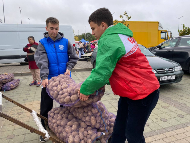 Волонтеры движения БРСМ "Доброе Сердце" помогают пожилым людям в доставке сельхозпродукции Волонтеры движения БРСМ "Доброе Сердце" помогают пожилым людям в доставке сельхозпродукции