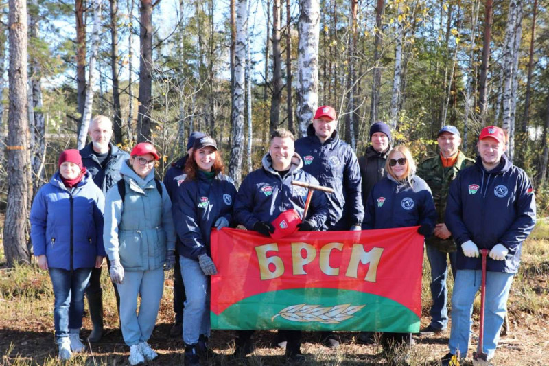 Берёзовую рощу посадили на Жлобинщине волонтёры ЦК Белорусского республиканского союза молодёжи Берёзовую рощу посадили на Жлобинщине волонтёры ЦК Белорусского республиканского союза молодёжи