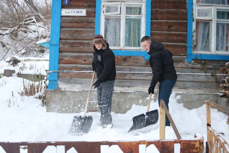 Молодежь помогает расчищать дворы одиноким пенсионерам в Гомельской области