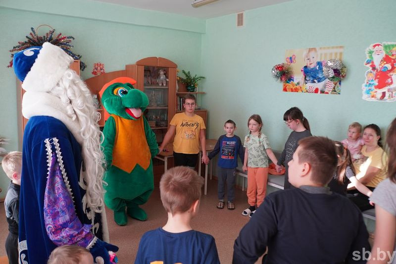 Подарки от участников акции «Чудеса на Рождество» получили маленькие пациенты больницы в Могилеве Подарки от участников акции «Чудеса на Рождество» получили маленькие пациенты больницы в Могилеве